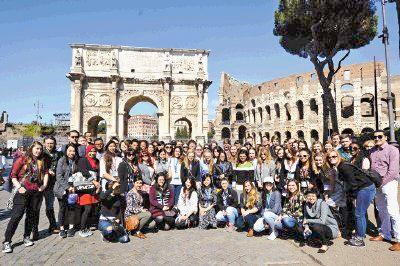 Honors students in front of the Colesium