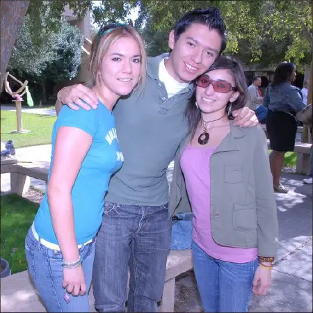 3 students hanging outside